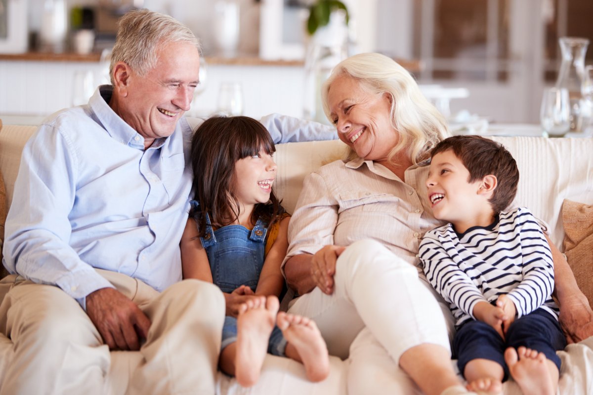 Família feliz reunida em momento de harmonia